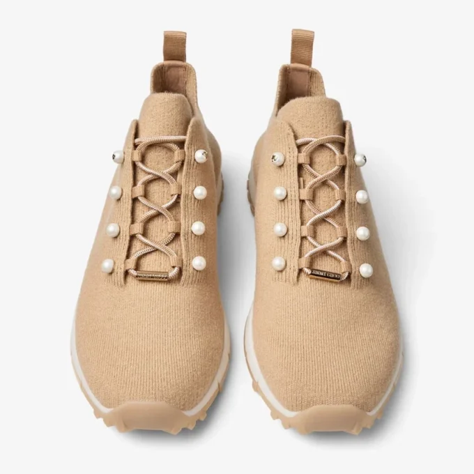 Zapatillas Veles de punto de cachemira melange color chai con botones de perla