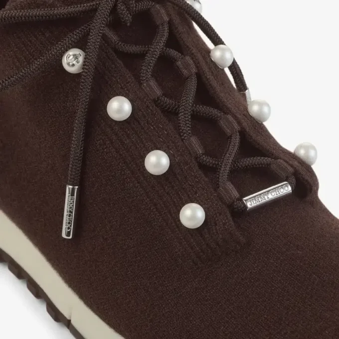 Zapatillas Veles de punto de cachemira melange color chocolate con botones de perlas