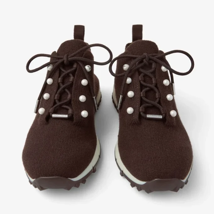 Zapatillas Veles de punto de cachemira melange color chocolate con botones de perlas