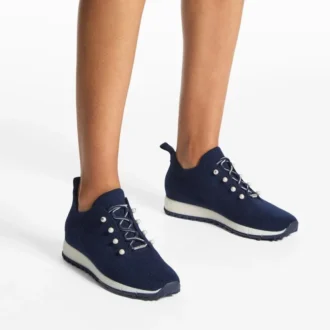 Zapatillas Veles de punto jaspeado de cachemira en color marino con botones de perla