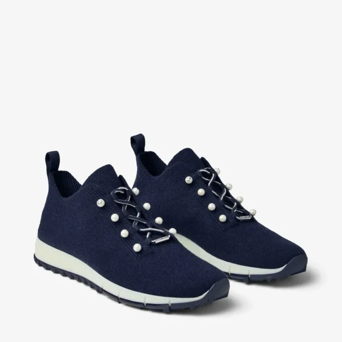 Zapatillas Veles de punto jaspeado de cachemira en color marino con botones de perla
