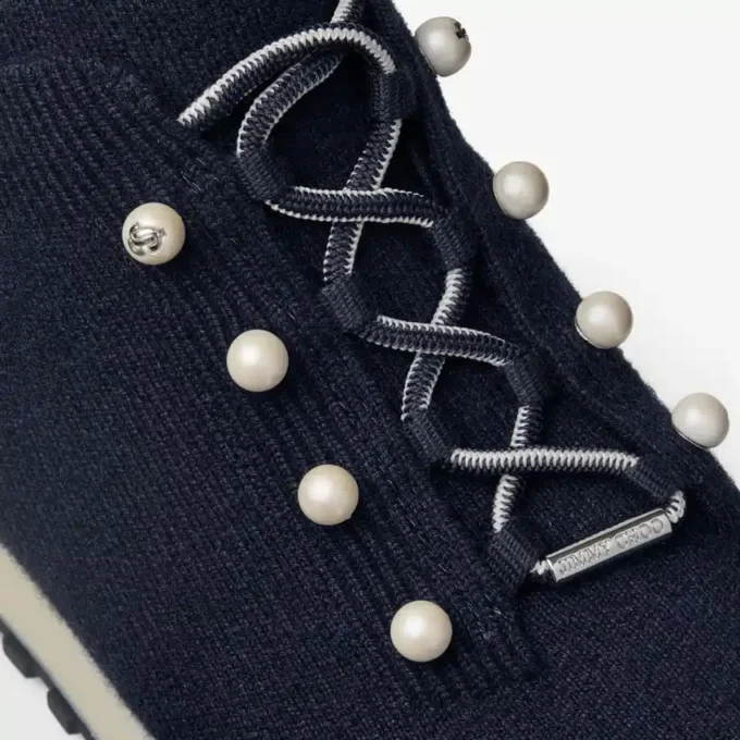 Zapatillas Veles de punto jaspeado de cachemira en color marino con botones de perla