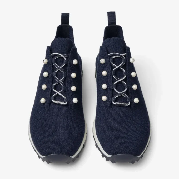 Zapatillas Veles de punto jaspeado de cachemira en color marino con botones de perla