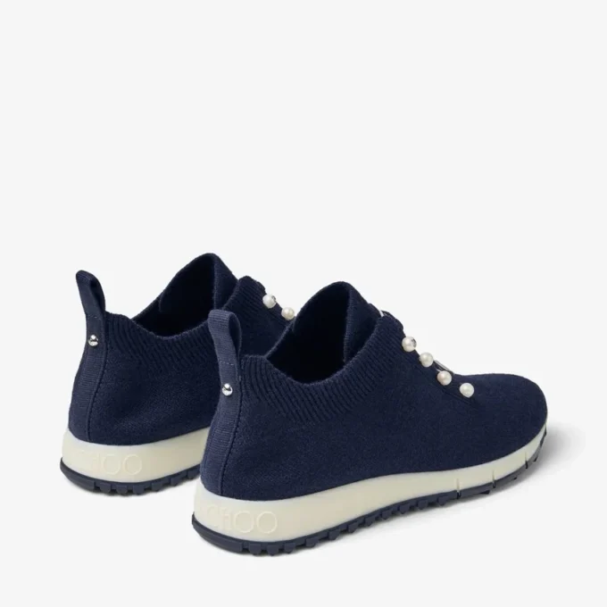 Zapatillas Veles de punto jaspeado de cachemira en color marino con botones de perla