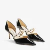 Zapatos de salón Aurelie 65 de charol negro con punta afilada y adornos de perlas Zapatos de salón Aurelie 65 de charol negro con punta afilada y adornos de perlas