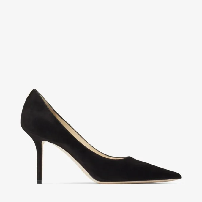 Zapatos de salón de punta afilada Love 85 de ante negro con emblema JC