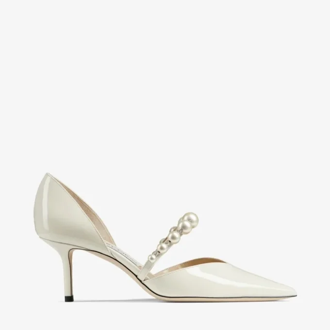 Zapatos de salón de punta Aurelie 65 en charol color latte con adornos de perlas Zapatos de salón de punta Aurelie 65 en charol color latte con adornos de perlas