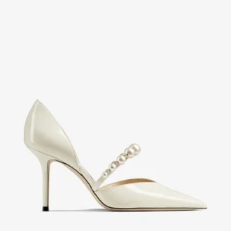 Zapatos de salón de punta Aurelie 85 en charol color latte con adorno de perlas
