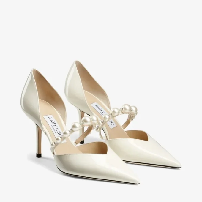 Zapatos de salón de punta Aurelie 85 en charol color latte con adorno de perlas