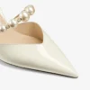 Zapatos de salón de punta Aurelie 85 en charol color latte con adorno de perlas