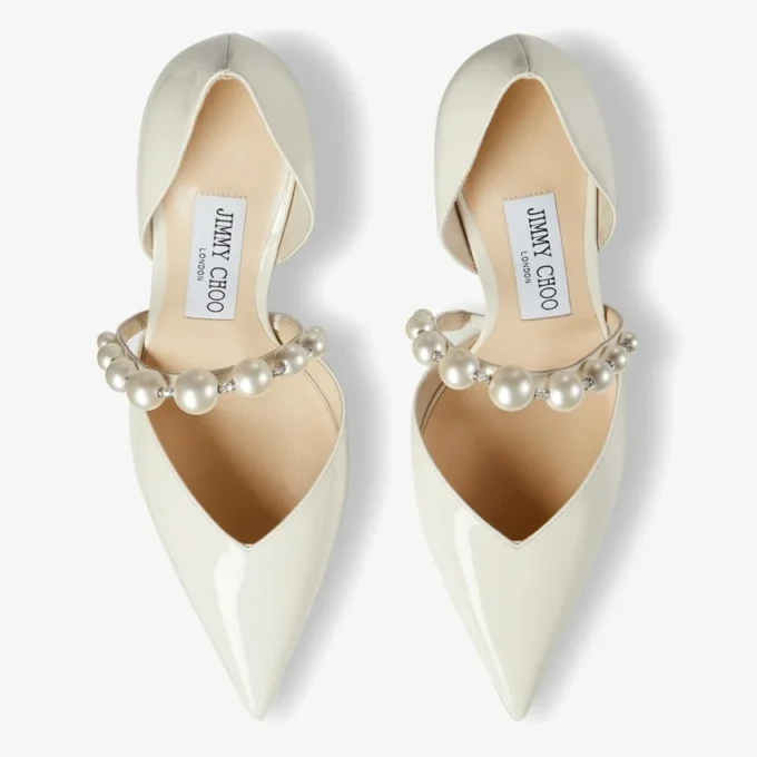 Zapatos de salón de punta Aurelie 85 en charol color latte con adorno de perlas