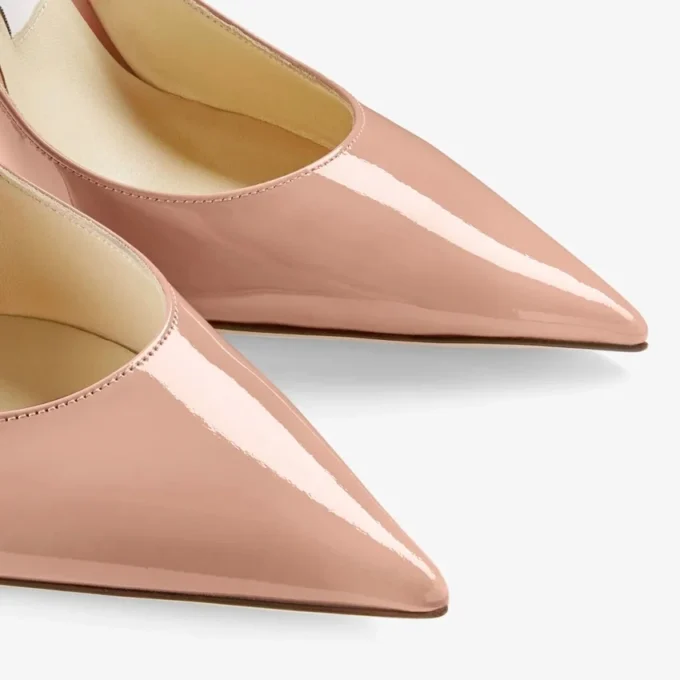 Zapatos de salón de punta en charol rosa ballet con el emblema JC de Love 100