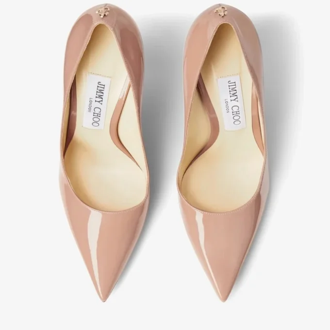 Zapatos de salón de punta en charol rosa ballet con el emblema JC de Love 100