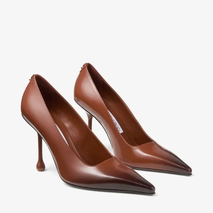 Zapatos de salón Ixia 95 de piel spazzolato con acabado rociado color coñac