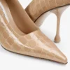 Zapatos de salón Ixia 95 en piel brillante con relieve de cocodrilo color chai Zapatos de salón Ixia 95 en piel brillante con relieve de cocodrilo color chai