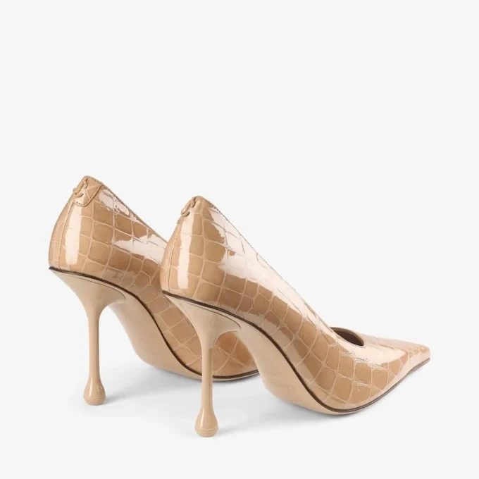 Zapatos de salón Ixia 95 en piel brillante con relieve de cocodrilo color chai Zapatos de salón Ixia 95 en piel brillante con relieve de cocodrilo color chai