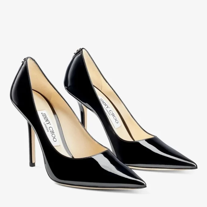Zapatos de salón Love 100 de charol negro con punta afilada y emblema JC