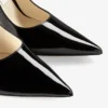 Zapatos de salón Love 100 de charol negro con punta afilada y emblema JC