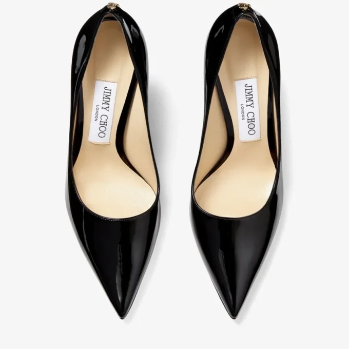 Zapatos de salón Love 100 de charol negro con punta afilada y emblema JC