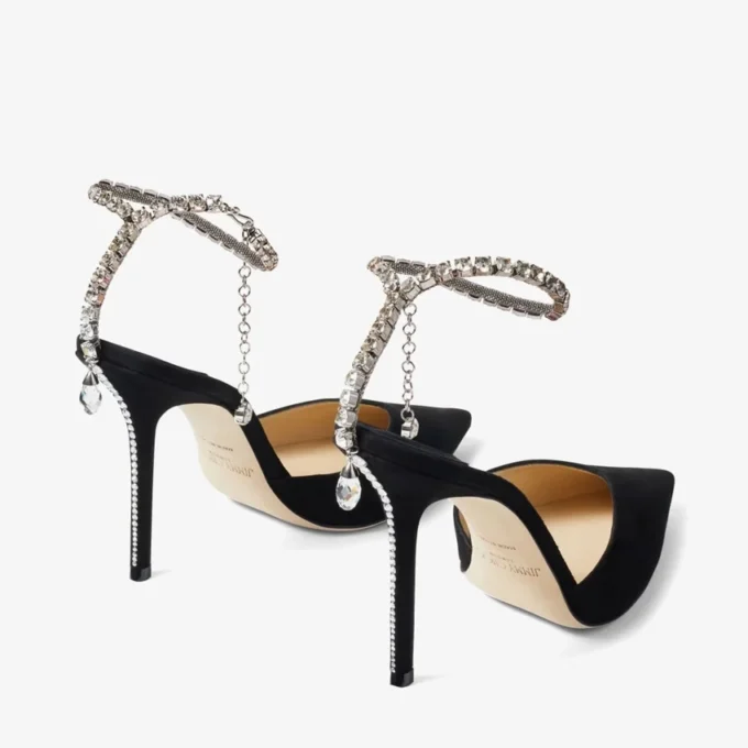 Zapatos de salón Saeda 100 de ante negro con adornos de cristal Zapatos de salón Saeda 100 de ante negro con adornos de cristal