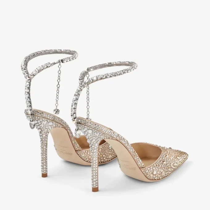 Zapatos de salón Saeda 100 de satén dorado con cristales Zapatos de salón Saeda 100 de satén dorado con cristales
