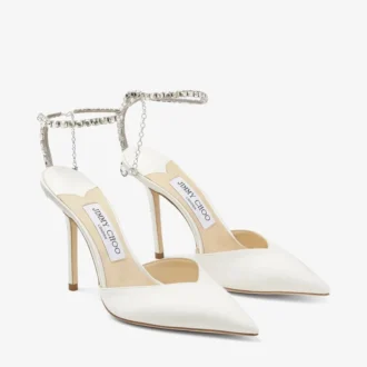 Zapatos de salón Saeda 100 de satén marfil con adornos de cristal