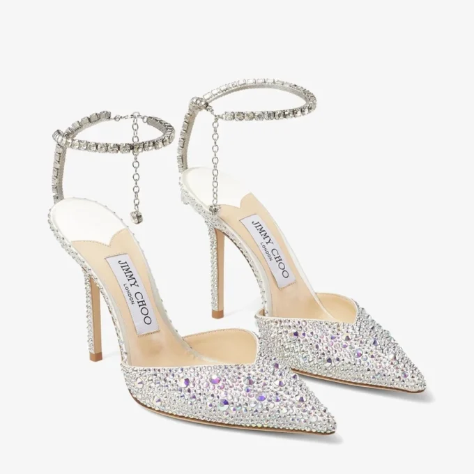 Zapatos de salón Saeda 100 de satén marfil con adornos de cristal Zapatos de salón Saeda 100 de satén marfil con adornos de cristal
