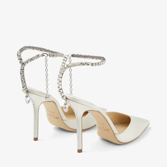 Zapatos de salón Saeda 100 de satén marfil con adornos de cristal Zapatos de salón Saeda 100 de satén marfil con adornos de cristal