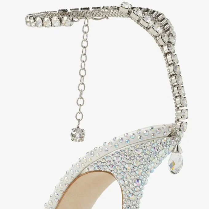 Zapatos de salón Saeda 100 de satén marfil con adornos de cristal Zapatos de salón Saeda 100 de satén marfil con adornos de cristal