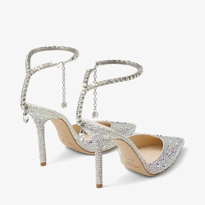 Zapatos de salón Saeda 100 de satén marfil con adornos de cristal Zapatos de salón Saeda 100 de satén marfil con adornos de cristal