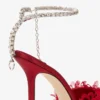 Zapatos de salón Saeda 100 en malla rojo rubí con bordado de pétalos Zapatos de salón Saeda 100 en malla rojo rubí con bordado de pétalos