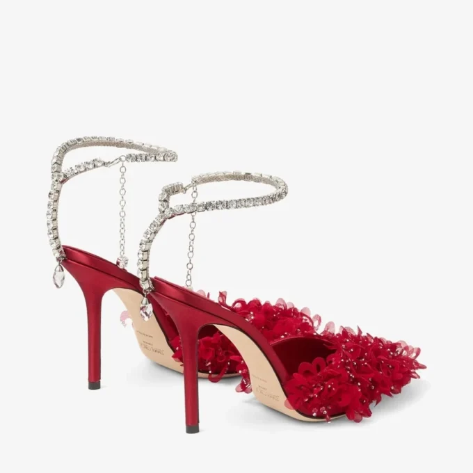 Zapatos de salón Saeda 100 en malla rojo rubí con bordado de pétalos Zapatos de salón Saeda 100 en malla rojo rubí con bordado de pétalos