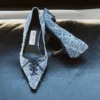 Zapatos de salón Scarlett 50 con diseño de rayas cruzadas en denim Zapatos de salón Scarlett 50 con diseño de rayas cruzadas en denim